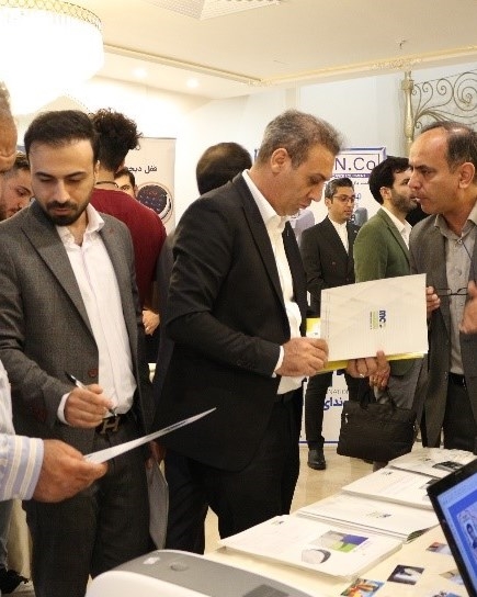 medium- حضور بازرگانی مبنا کارت آریا در حاشیه همایش کانون صرافان ایران